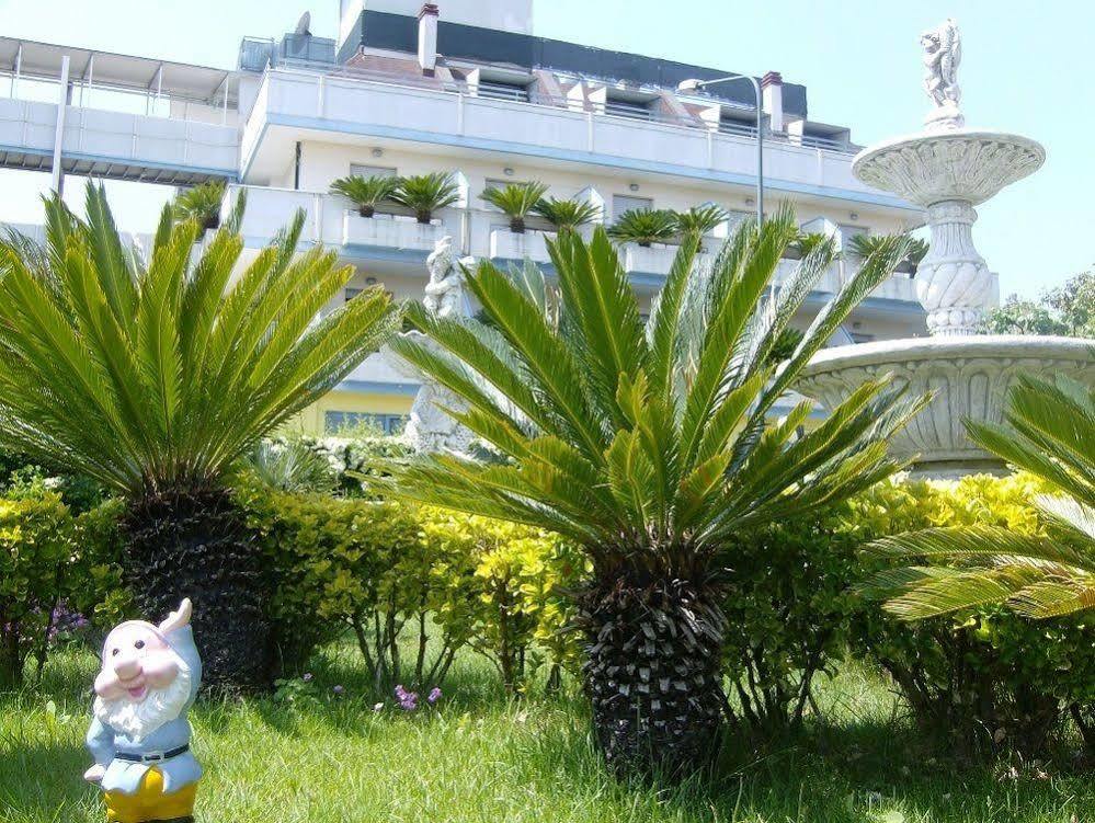 Hotel Marina Roseto Degli Abruzzi Buitenkant foto